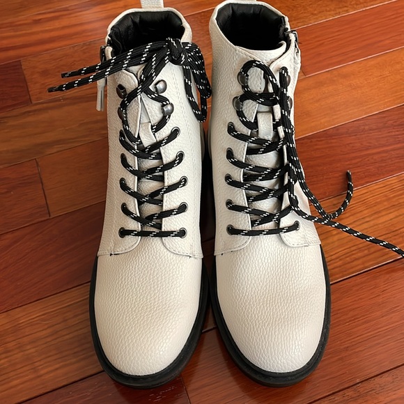 Women’s boots.  Never worn - Picture 2 of 5